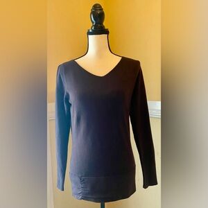 ISDA & CO Classic Women's V-Neck Long Sleeve Top in Brown; Size medium; EUC.